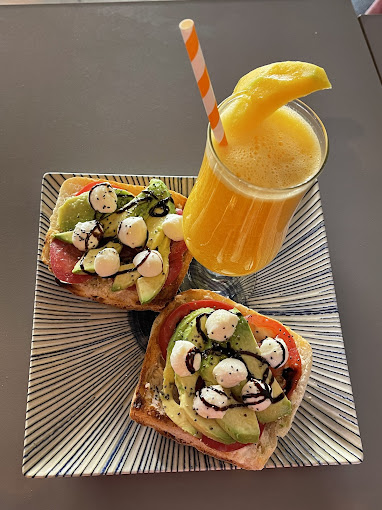 Merienda con jugo de naranja